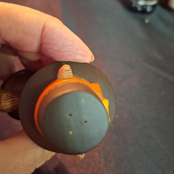 Vintage Hallmark salt pepper shakers Thanksgiving chipmunk pilgrims pair - Picture 12 of 12